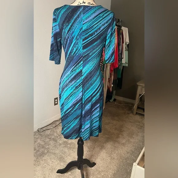 Vintage and Gorgeous- The Bluish colors in this dress are vibrant and Noticeable - Picture 5 of 13